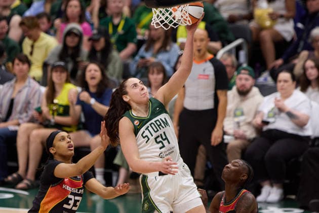 May 22, 2026, Seattle, Washington, USA: Seattle forward MACKENZIE HOLMES (54) attempts a lay-up while defended by Connecticut forward NELL ANGLOMA (33) in the third quarter of the WNBA, Basketball Damen, USA match between the Seattle Storm and Connecticut Sun at Climate Pledge Arena in Seattle. WNBA 2026: Seattle 77:59 Connecticut  - ZUMAd218 20260522_zsp_d218_022 Copyright: xRichardxDizonx