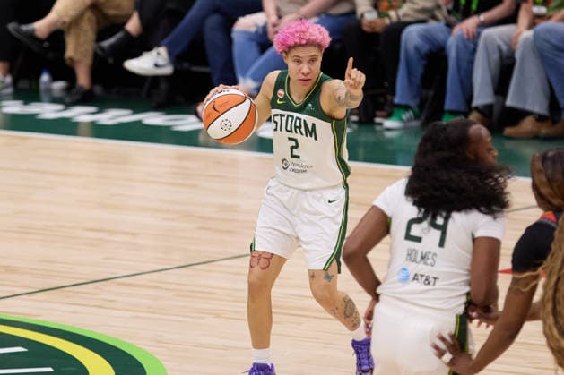 May 22, 2026, Seattle, Washington, USA: Seattle guard NATISHA HIEDEMAN (2) motions to her team in the third quarter of the WNBA, Basketball Damen, USA match between the Seattle Storm and Connecticut Sun at Climate Pledge Arena in Seattle. WNBA 2026: Seattle 77:59 Connecticut  - ZUMAd218 20260522_zsp_d218_023 Copyright: xRichardxDizonx