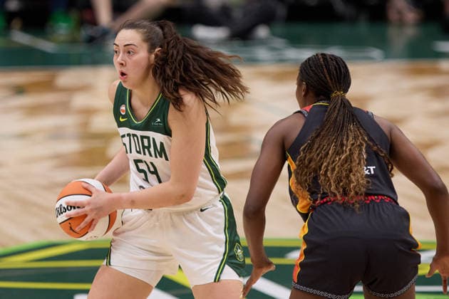 May 22, 2026, Seattle, Washington, USA: Seattle forward MACKENZIE HOLMES (54) controls the basketball in the fourth quarter of the WNBA, Basketball Damen, USA match between the Seattle Storm and Connecticut Sun at Climate Pledge Arena in Seattle. WNBA 2026: Seattle 77:59 Connecticut  - ZUMAd218 20260522_zsp_d218_028 Copyright: xRichardxDizonx