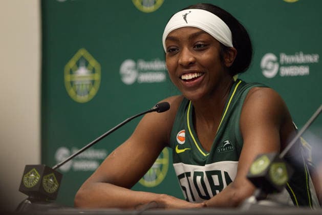 May 22, 2026, Seattle, Washington, USA: Seattle guard FLAUJAE JOHNSON (4) speaks in the post-game press conference, PK, Pressekonferenz of the WNBA, Basketball Damen, USA match between the Seattle Storm and Connecticut Sun at Climate Pledge Arena in Seattle. WNBA 2026: Seattle 77:59 Connecticut  - ZUMAd218 20260522_zsp_d218_029 Copyright: xRichardxDizonx