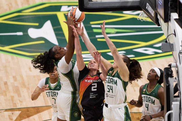 May 22, 2026, Seattle, Washington, USA: Seattle Storm forward JOYNER HOLMES (24), forward MACKENZIE HOLMES (54) and Connecticut Sun guard HAILEY VAN LITH (2) go up for a rebound in the second quarter of the WNBA, Basketball Damen, USA match between the Seattle Storm and Connecticut Sun at Climate Pledge Arena in Seattle. Seattle USA - ZUMAd218 20260522_zsp_d218_010 Copyright: xRichardxDizonx