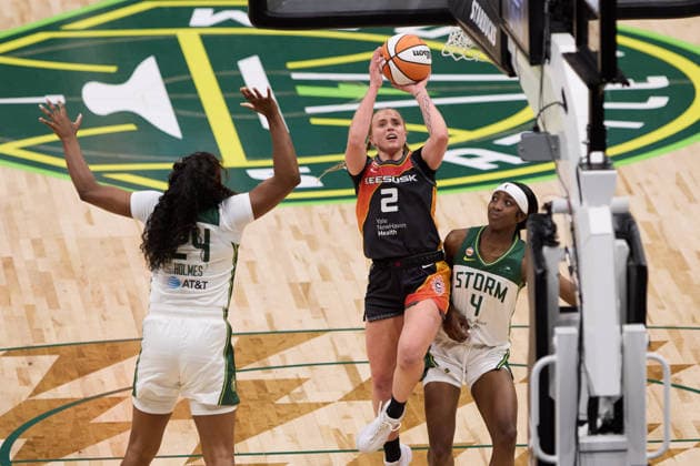 May 22, 2026, Seattle, Washington, USA: Connecticut guard HAILEY VAN LITH (2) attempts a field goal while defended by Seattle guard FLAU JAE JOHNSON (4) in the second quarter of the WNBA, Basketball Damen, USA match between the Seattle Storm and Connecticut Sun at Climate Pledge Arena in Seattle. Seattle USA - ZUMAd218 20260522_zsp_d218_009 Copyright: xRichardxDizonx