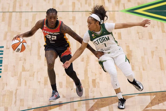 May 22, 2026, Seattle, Washington, USA: Connecticut guard SANIYA RIVERS (22) controls the basketball while defended by Seattle guard ZIA COOKE (7) in the second quarter of the WNBA, Basketball Damen, USA match between the Seattle Storm and Connecticut Sun at Climate Pledge Arena in Seattle. Seattle USA - ZUMAd218 20260522_zsp_d218_011 Copyright: xRichardxDizonx