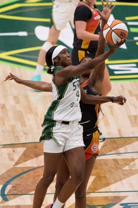 May 22, 2026, Seattle, Washington, USA: Seattle guard FLAUJAE JOHNSON (4) goes up for a lay-up in the third quarter of the WNBA, Basketball Damen, USA match between the Seattle Storm and Connecticut Sun at Climate Pledge Arena in Seattle. Seattle USA - ZUMAd218 20260522_zsp_d218_014 Copyright: xRichardxDizonx