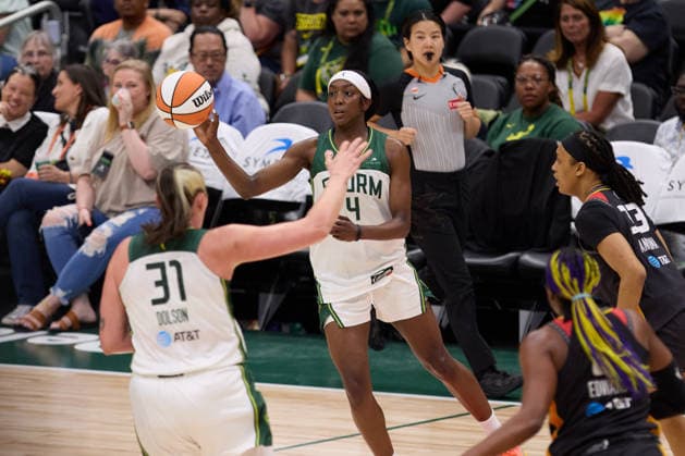 May 22, 2026, Seattle, Washington, USA: Seattle guard FLAUJAE JOHNSON (4) passes the basketball to a teammate in the third quarter of the WNBA, Basketball Damen, USA match between the Seattle Storm and Connecticut Sun at Climate Pledge Arena in Seattle. Seattle USA - ZUMAd218 20260522_zsp_d218_016 Copyright: xRichardxDizonx