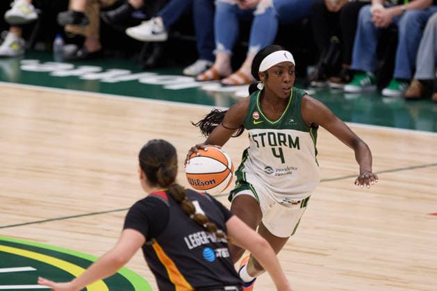 May 22, 2026, Seattle, Washington, USA: Seattle guard FLAUJAE JOHNSON (4) controls the basketball in the third quarter of the WNBA, Basketball Damen, USA match between the Seattle Storm and Connecticut Sun at Climate Pledge Arena in Seattle. Seattle USA - ZUMAd218 20260522_zsp_d218_018 Copyright: xRichardxDizonx