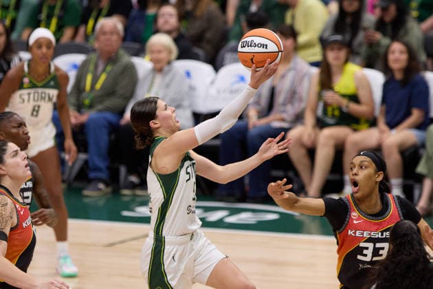 May 22, 2026, Seattle, Washington, USA: Seattle guard JADE MELBOURNE (5) attempts a field goal over Connecticut forward NELL ANGLOMA (33) in the third quarter of the WNBA, Basketball Damen, USA match between the Seattle Storm and Connecticut Sun at Climate Pledge Arena in Seattle. Seattle USA - ZUMAd218 20260522_zsp_d218_020 Copyright: xRichardxDizonx