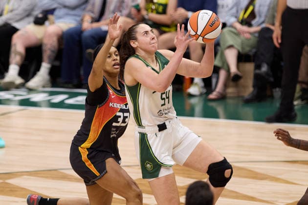 May 22, 2026, Seattle, Washington, USA: Seattle forward MACKENZIE HOLMES (54) attempts a lay-up while defended by Connecticut forward NELL ANGLOMA (33) in the third quarter of the WNBA, Basketball Damen, USA match between the Seattle Storm and Connecticut Sun at Climate Pledge Arena in Seattle. Seattle USA - ZUMAd218 20260522_zsp_d218_021 Copyright: xRichardxDizonx