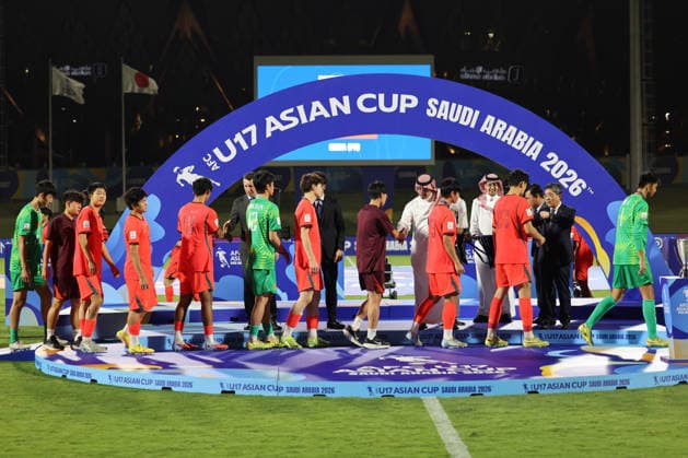 (260523) -- JEDDAH, May 23, 2026 -- Players from China walk onto the podium to receive their medals at the awarding ceremony for the final between China and Japan at the 2026 AFC U17, U 17 Asian Cup in Jeddah, Saudi Arabia, May 22, 2026. ) (SP)SAUDI ARABIA-JEDDAH-FOOTBALL-AFC U17 ASIAN CUP 2026-CHINA VS JAPAN WangxHaizhou 