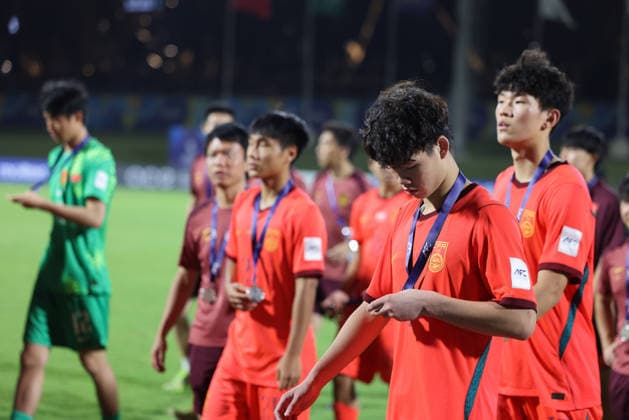 (260523) -- JEDDAH, May 23, 2026 -- Players from China leave the awarding ceremony after the final between China and Japan at the 2026 AFC U17, U 17 Asian Cup in Jeddah, Saudi Arabia, May 22, 2026. ) (SP)SAUDI ARABIA-JEDDAH-FOOTBALL-AFC U17 ASIAN CUP 2026-CHINA VS JAPAN WangxHaizhou 