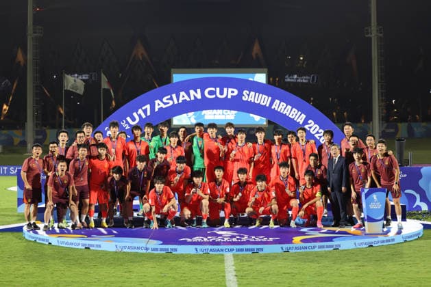 (260523) -- JEDDAH, May 23, 2026 -- Members of China s U17, U 17 team pose for a group photo after the awarding ceremony for the final between China and Japan at the 2026 AFC U17 Asian Cup in Jeddah, Saudi Arabia, May 22, 2026. ) (SP)SAUDI ARABIA-JEDDAH-FOOTBALL-AFC U17 ASIAN CUP 2026-CHINA VS JAPAN WangxHaizhou 