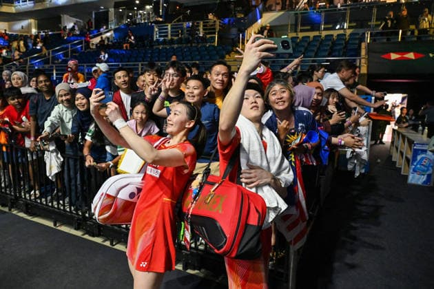 260522 -- KUALA LUMPUR, May 22, 2026 -- Gao Jiaxuan front R Wei Yaxin take selfies with spectators after the mixed doubles quarterfinal between Gao Jiaxuan Wei Yaxin of China and Chen Tang Jie Toh Ee Wei of Malaysia at 2026 Malaysia Masters badminton tournament in Kuala Lumpur, Malaysia, May 22, 2026. Photo by Xinhua SPMALAYSIA-KUALA LUMPUR-BADMINTON-MALAYSIA MASTERS-MIXED DOUBLES ChongxVoonxChung  (SP)MALAYSIA-KUALA LUMPUR-BADMINTON-MALAYSIA MASTERS-MIXED DOUBLES IMAGO ChongxVoonxChung  imago images 0857325224