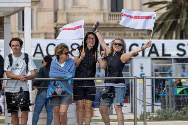 Louis Vuitton 38th America s Cup Preliminary Regatta Sardinia Luna Rossa fans cheer on the Cagliari seafront in Cagliari, Italy, on May 22, 2026, during the first day of the Louis Vuitton 38th America s Cup Preliminary Regatta Sardinia. The preliminary regatta in Sardinia, part of the 38th America s Cup and sponsored by Louis Vuitton, provides the first opportunity for teams to test their skills as they prepare for the event in Naples in 2027. The races take place in the Gulf of Cagliari, featuring fully equalized AC40 one-design yachts that can reach speeds exceeding 40 knots. cagliari - Italy  Copyright: xMauroxUjettox originalFilename:ujetto-louisvui260522_npaD3.jpg
