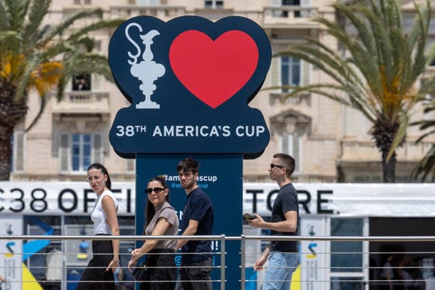 Louis Vuitton 38th America s Cup Preliminary Regatta Sardinia Fans cheer on the Cagliari seafront in Cagliari, Italy, on May 22, 2026, during the first day of the Louis Vuitton 38th America s Cup Preliminary Regatta Sardinia. The preliminary regatta in Sardinia, part of the 38th America s Cup and sponsored by Louis Vuitton, provides the first opportunity for teams to test their skills as they prepare for the event in Naples in 2027. The races take place in the Gulf of Cagliari, featuring fully equalized AC40 one-design yachts that can reach speeds exceeding 40 knots. cagliari - Italy  Copyright: xMauroxUjettox originalFilename:ujetto-louisvui260522_npeTa.jpg