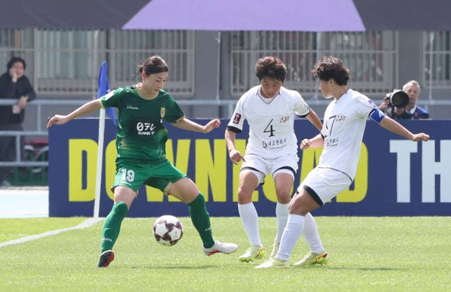 (260523) -- SUWON, May 23, 2026 -- Ri Myong Gum (C) of Naegohyang Women s FC vies with Yuzuho Shiokoshi (L) of Tokyo Verdy Beleza during the final match between Naegohyang Women s FC and Tokyo Verdy Beleza at the 2025 2026 AFC Women s Champions League in Suwon, South Korea, May 23, 2026. ) (SP)SOUTH KOREA-SUWON-FOOTBALL-AFC WOMEN S CHAMPIONS LEAGUE-FINAL YaoxQilin 