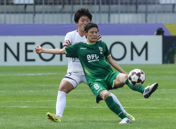 (260523) -- SUWON, May 23, 2026 -- Ri Sin Ok (L) of Naegohyang Women s FC vies with Hikaru Naomoto of Tokyo Verdy Beleza during the final match between Naegohyang Women s FC and Tokyo Verdy Beleza at the 2025 2026 AFC Women s Champions League in Suwon, South Korea, May 23, 2026. ) (SP)SOUTH KOREA-SUWON-FOOTBALL-AFC WOMEN S CHAMPIONS LEAGUE-FINAL YaoxQilin 