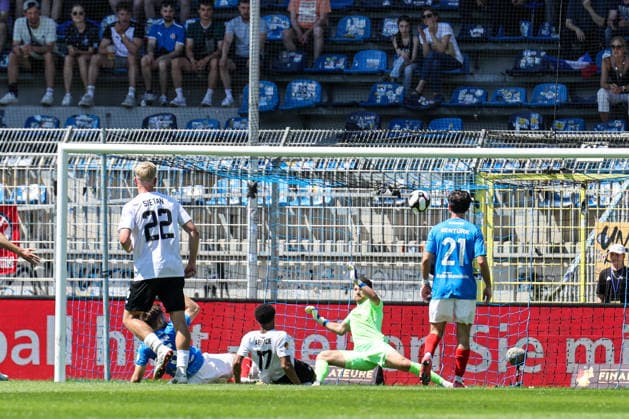 Samuel Abifade SV Waldhof Mannheim, 17 is anticipated by Christian Kuhn VfR Mannheim, 5 during the BfV Cup Final VfR Mannheim SV Waldhof Mannheim 07 on 23 05 26 at Carl Benz Stadium, Mannheim xamx Photo Alfio Marino Copyright: