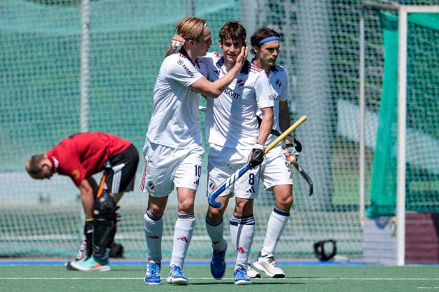 from left scorer Tim Seagon MHC, 10 , Hugo von Montgelas MHC, 8 , Luis Holste MHC, 9 , players of Mannheimer HC MHC , cheer about the goal to 1 1, jubilation, goal celebration, celebrate the goal, goal, celebration, cheers about the goal, rejoicing, joy, rejoices, optimistic, positive, game scene, highlight, action, action, 23 05 2026, Mannheim Germany , Hockey, Bundesliga, Play down, Men, Mannheimer HC SC Frankfurt 1880 xozx