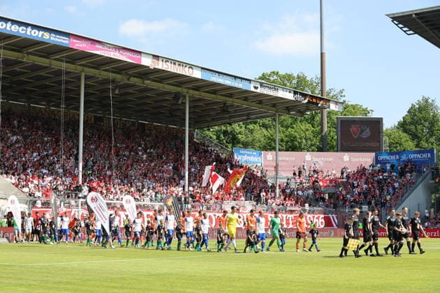 The teams take to the field Football State Cup Brandenburg 2025 2026 Final FC Energie Cottbus VfB Krieschow 1921