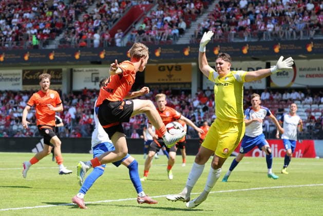 Great chance for 8 Lukas Michelbrink Energie Cottbus, M , on the ball , Goalkeeper 35 Sebastian Mellack Krieschow, r Football Landespokal Brandenburgt 2025 2026 Final FC Energie Cottbus VfB Krieschow 1921