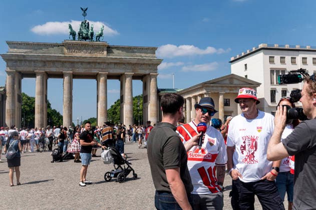Berlin Germany 23rd May 2026 VFB Stuttgart and Bayern Munich football fans make a day of it visiting the german capital for the final of the DFB-Pokal. Fans in front of the Brandenburger Tor. Interview with Sky sports münchen, soccer, supporters