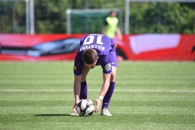 Soccer I Men I Season 2025 2026 I Association Cup I Final I SC Vorwärts Wacker 04 Billstedt Hamburg Eimsbütteler BC I 23 05 2026 Luis Hacker 10, SCVW lays the ball down for a free kick For editorial use only Hamburg Stadion Hoheluft, Lokstedter Steindamm 87 Hamburg Germany Copyright: xLobeca RobertoxSeidelx