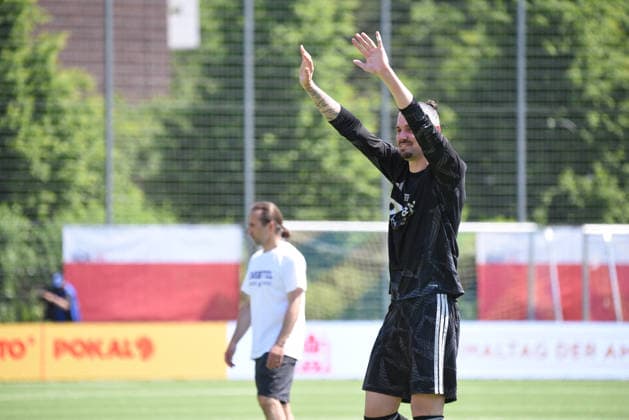 Soccer I Men I Season 2025 2026 I Association Cup I Final I SC Vorwärts Wacker 04 Billstedt Hamburg Eimsbütteler BC I 23 05 2026 Nils Ahmann 1, HEBC, Goalkeeper waves to the spectators For editorial use only Hamburg Stadion Hoheluft, Lokstedter Steindamm 87 Hamburg Germany Copyright: xLobeca RobertoxSeidelx