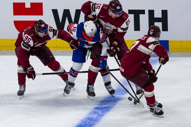 ZURICH, SWITZERLAND - MAY 23: Tommy Novak (United States, 15) against Oskars Batna (Latvia, 95), Roberts Mamcics (Latvia, 55) and Martins during the Preliminary Round - Group A Match 37 between Latvia and United States at the IIHF Ice hockey, Eishockey World Championship, WM, Weltmeisterschaft 2026, Swiss Life Arena on May 23, 2026 in Zurich, Switzerland. Zurich Switzerland Copyright: xTimoxSteinx