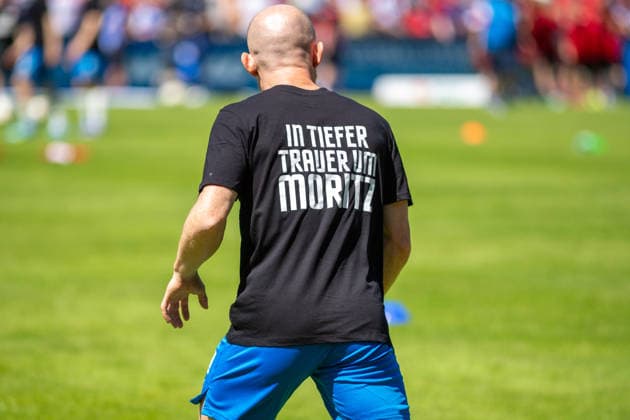 The players of FC Hansa Rostock commemorate the deceased fan Moritz here Maximilian Krauß GER, Football, State Cup, Lüpzer Pils Cup, Final, SV Pastow FC Hansa Rostock