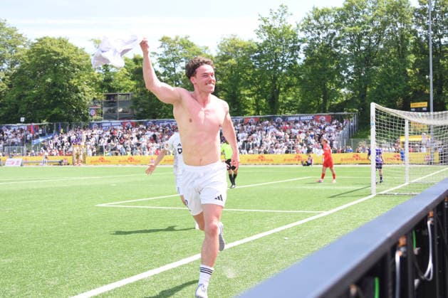 Soccer I Men I Season 2025 2026 I Association Cup I Final I SC Vorwärts Wacker 04 Billstedt Hamburg Eimsbütteler BC I 23 05 2026 Moses Magens 22, HEBC, scorer cheers after his goal and waves his jersey in the air For editorial use only Hamburg Stadion Hoheluft, Lokstedter Steindamm 87 Hamburg Germany Copyright: xLobeca RobertoxSeidelx