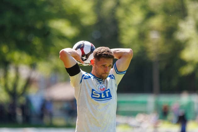 Throw-in Marco Schuster Rostock hansa spielt in Trauerflor GER, FC Hansa Rostock vs SV Pastow, Football, Men, Lübzer Pils Landespokal, Final, Season 2025 2026, 23 05 2026 Greifswald Volksstadion Mecklenburg Vorpommern Germany