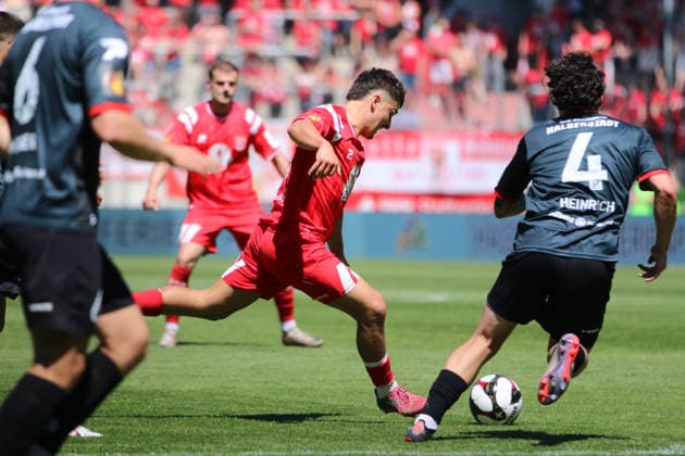 23 05 2026 Soccer men 2025 2026 dachbleche24 Landespokal Sachsen Anhalt Final VfB Germania Halberstadt Hallescher FC Leuna Chemie Stadion Halle Joscha Wosz Halle, 20, red when shooting to 0 4 Daniel Heinrich Halberstadt, 4, black comes too late Halle Sachsen Anhalt Germany