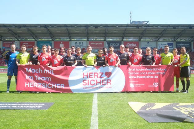 23 05 2026 Soccer Men 2025 2026 dachbleche24 Saxony Anhalt State Cup Final VfB Germania Halberstadt Hallescher FC Leuna Chemie Stadion Halle Both teams stand together behind a banner for heart health before kick-off Halle Saxony Anhalt Germany