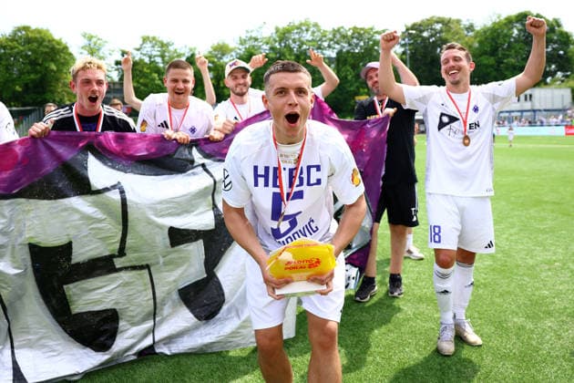 5 Semir Demirovic (HEBC) bejubelt den Gewinn des Hamburger Lotto-Pokals. Fußball I Herren I Lotto Pokal I Saison 2025-2026 I Finale I SC Vorwärts Wacker04 Billstedt - HEBC I 23.05.2026 I Stadion Hoheluft *** 5 Semir Demirovic HEBC celebrates winning the Hamburg Lotto Cup Football I Mens I Lotto Cup I 2025 2026 season I Final I SC Vorwärts Wacker04 Billstedt HEBC I 23 05 2026 I Hoheluft stadium