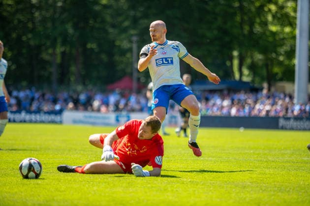 Goalkeeper Danny Zimmermann SVP, red against Maximilian Krauß FCH, re GER, Football, State Cup, Lüpzer Pils Cup, Final, SV Pastow FC Hansa Rostock