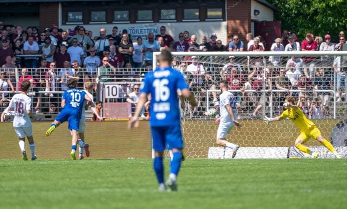 Soccer, Men, Season 2025 2026, Final COSY WASCH Landespokal Berlin, VSG Altglienicke BFC Dynamo, Jonas Nietfeld 10 VSG Altglienicke scores the goal to 2 1 against goalkeeper Nicolas Ortegel BFC Dynamo , 23 05 2026, Copyright: xMatthiasxKochx