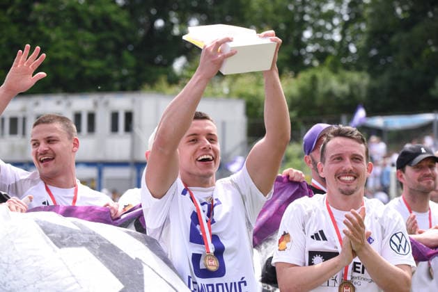 Soccer I Men I Season 2025 2026 I Association Cup I Final I SC Vorwärts Wacker 04 Billstedt Hamburg Eimsbütteler BC I 23 05 2026 Semir Demirovic 5, HEBC lifts the LOTTO Cup For editorial use only Hamburg Stadion Hoheluft, Lokstedter Steindamm 87 Hamburg Germany Copyright: xLobeca RobertoxSeidelx