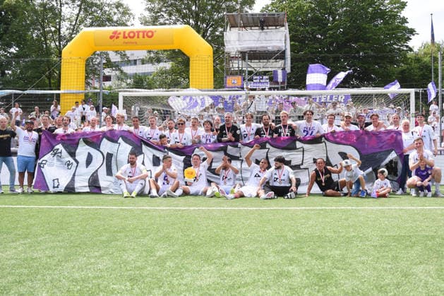 Soccer I Men I Season 2025 2026 I Association Cup I Final I SC Vorwärts Wacker 04 Billstedt Hamburg Eimsbütteler BC I 23 05 2026 The Eimsbüttel team stands together behind a fan banner The LOTTO Hamburg goal stands at the back of the stands and fans wave their HEBC flags For editorial use only Hamburg Stadion Hoheluft, Lokstedter Steindamm 87 Hamburg Germany Copyright: xLobeca RobertoxSeidelx