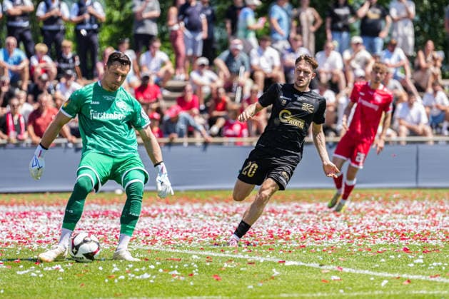 SBFV Rothaus Pokal, Bahlinger SC vs FC 08 Villingen, 23 05 2026 Dennis Klose Bahlinger SC, 1 who hits the ball before Kevin Müller FC 08 Villingen, 20 gets to it SBFV Rothaus Pokal, Bahlinger SC vs FC 08 Villingen, Karl Heitz Stadion Offenburg, 23 05 2026 Copyright: xBEAUTIFULxSPORTS Boscox