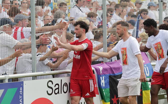Fabio Maiolo 1 FC Phoenix Luebeck claps with the fans Football, Men, Season2025 2026, State Cup Final Schleswig Holstein, Joda Park Todesfelde, SV Todesfelde vs Phoenix Luebeck, 1 4 DFL REGULATIONS PROHIBIT ANY USE OF PHOTOGRAPHS AS IMAGE SEQUENCES AND OR QUASI VIDEO