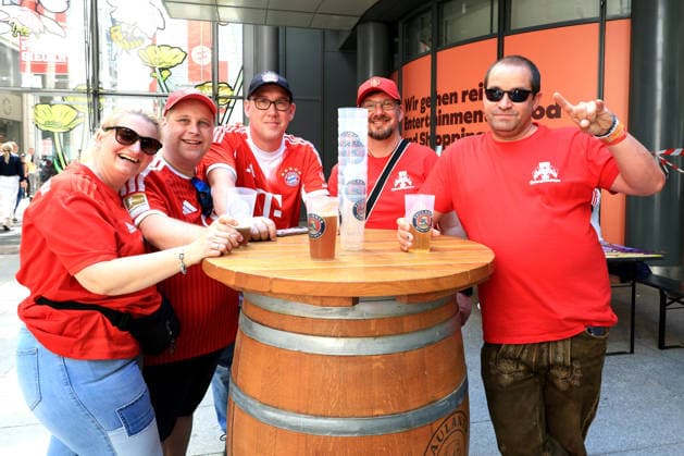 DEU, DFB Pokalfinale, Fansder beiden Mannschaften, 23 05 2026, Berlin, Berlin, DEU, DFB Pokalfinale, Fansder beiden Mannschaften, im Bild Pokalfinale, Bayern Muenchen Fans am Potsdamer Platz DFL regulations prohibit any use of Photographs as image sequences and or quasi video nordphotoxGmbHx xEngler nph00076