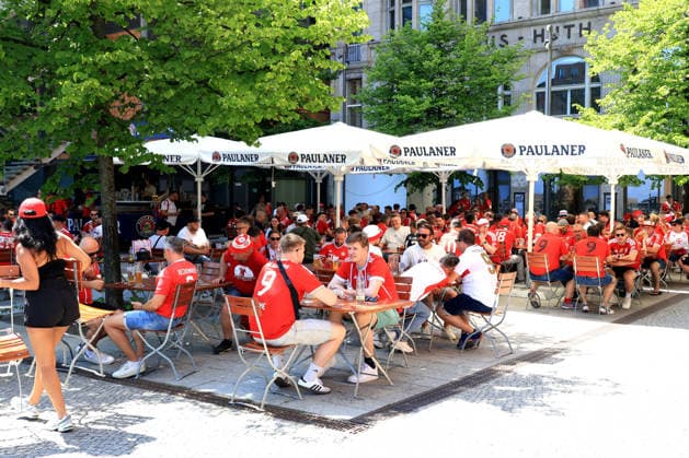 DEU, DFB Pokalfinale, Fansder beiden Mannschaften, 23 05 2026, Berlin, Berlin, DEU, DFB Pokalfinale, Fansder beiden Mannschaften, im Bild Pokalfinale, Bayern Muenchen Fans am Potsdamer Platz DFL regulations prohibit any use of Photographs as image sequences and or quasi video nordphotoxGmbHx xEngler nph00076