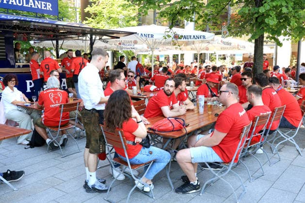 DEU, DFB Pokalfinale, Fansder beiden Mannschaften, 23 05 2026, Berlin, Berlin, DEU, DFB Pokalfinale, Fansder beiden Mannschaften, im Bild Pokalfinale, Bayern Muenchen Fans am Potsdamer Platz DFL regulations prohibit any use of Photographs as image sequences and or quasi video nordphotoxGmbHx xEngler nph00076
