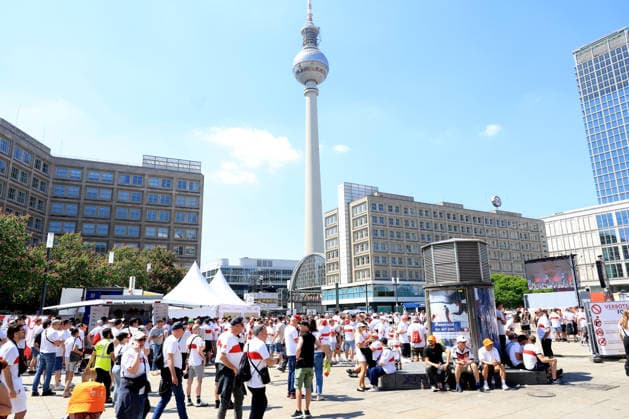 DEU, DFB Pokalfinale, Fansder beiden Mannschaften, 23 05 2026, Berlin, Berlin, DEU, DFB Pokalfinale, Fansder beiden Mannschaften, im Bild Pokalfinale, Stuttgarter Fans, auf dem Alexander Platz DFL regulations prohibit any use of Photographs as image sequences and or quasi video nordphotoxGmbHx xEngler nph00076