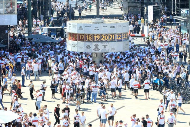 DEU, DFB Pokalfinale, Fansder beiden Mannschaften, 23 05 2026, Berlin, Berlin, DEU, DFB Pokalfinale, Fansder beiden Mannschaften, im Bild Pokalfinale, Stuttgarter Fans, auf dem Alexander Platz DFL regulations prohibit any use of Photographs as image sequences and or quasi video nordphotoxGmbHx xEngler nph00076