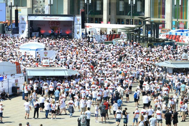 DEU, DFB Pokalfinale, Fansder beiden Mannschaften, 23 05 2026, Berlin, Berlin, DEU, DFB Pokalfinale, Fansder beiden Mannschaften, im Bild Pokalfinale, Stuttgarter Fans, auf dem Alexander Platz DFL regulations prohibit any use of Photographs as image sequences and or quasi video nordphotoxGmbHx xEngler nph00076
