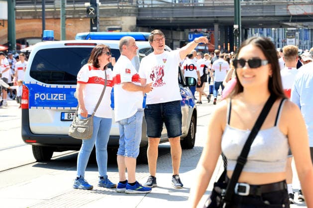 DEU, DFB Pokalfinale, Fansder beiden Mannschaften, 23 05 2026, Berlin, Berlin, DEU, DFB Pokalfinale, Fansder beiden Mannschaften, im Bild Pokalfinale, Stuttgarter Fans, auf dem Alexander Platz, Polizeiwagen DFL regulations prohibit any use of Photographs as image sequences and or quasi video nordphotoxGmbHx xEngler nph00076