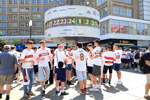 DEU, DFB Pokalfinale, Fansder beiden Mannschaften, 23 05 2026, Berlin, Berlin, DEU, DFB Pokalfinale, Fansder beiden Mannschaften, im Bild Pokalfinale, Stuttgarter Fans, auf dem Alexander Platz, an der Weltzeituhr DFL regulations prohibit any use of Photographs as image sequences and or quasi video nordphotoxGmbHx xEngler nph00076