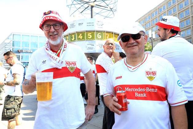 DEU, DFB Pokalfinale, Fansder beiden Mannschaften, 23 05 2026, Berlin, Berlin, DEU, DFB Pokalfinale, Fansder beiden Mannschaften, im Bild Pokalfinale, Stuttgarter Fans, auf dem Alexander Platz, an der Weltzeituhr DFL regulations prohibit any use of Photographs as image sequences and or quasi video nordphotoxGmbHx xEngler nph00076