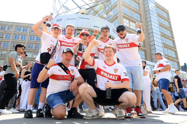 DEU, DFB Pokalfinale, Fansder beiden Mannschaften, 23 05 2026, Berlin, Berlin, DEU, DFB Pokalfinale, Fansder beiden Mannschaften, im Bild Pokalfinale, Stuttgarter Fans, auf dem Alexander Platz, an der Weltzeituhr DFL regulations prohibit any use of Photographs as image sequences and or quasi video nordphotoxGmbHx xEngler nph00076